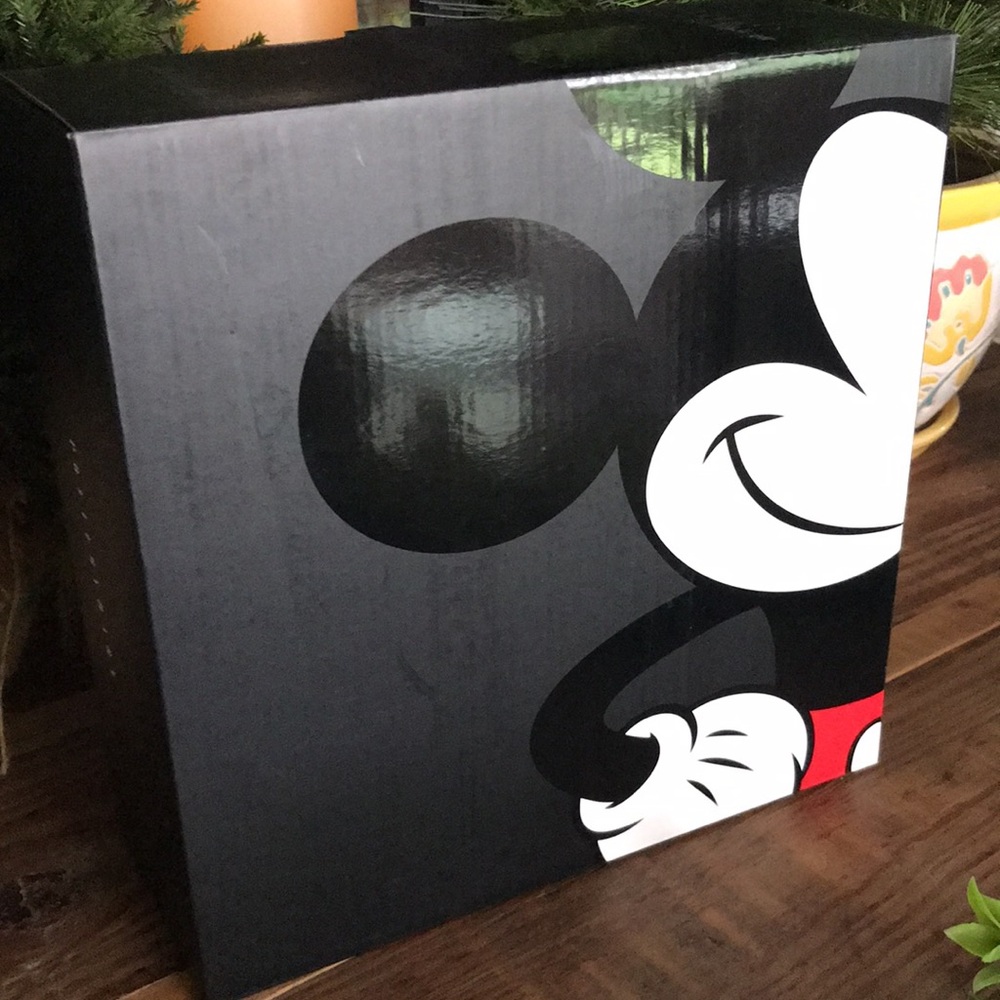 Pottery Barn Disney Mickey Mouse Holiday Stoneware Salad Plates - Set Of 4 - Picture 6 of 17